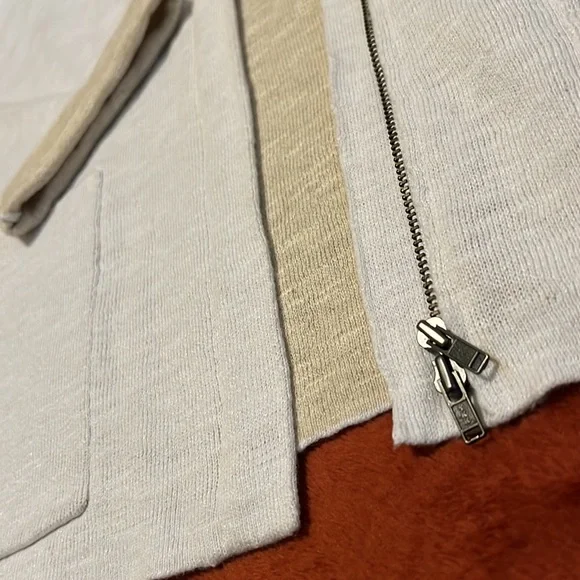 Exactly the layering piece of the season! A soft jacket by Eileen Fisher!